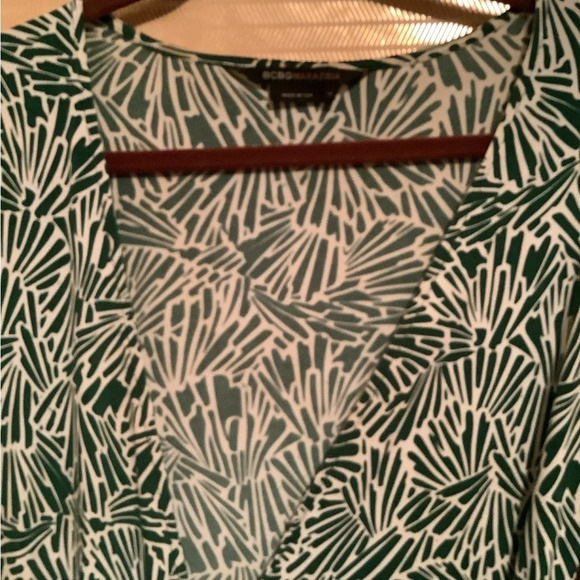 BCBGMAXAZARIA~GREEN & WHITE~WRAP DRESS~SIZE M - Picture 4 of 4